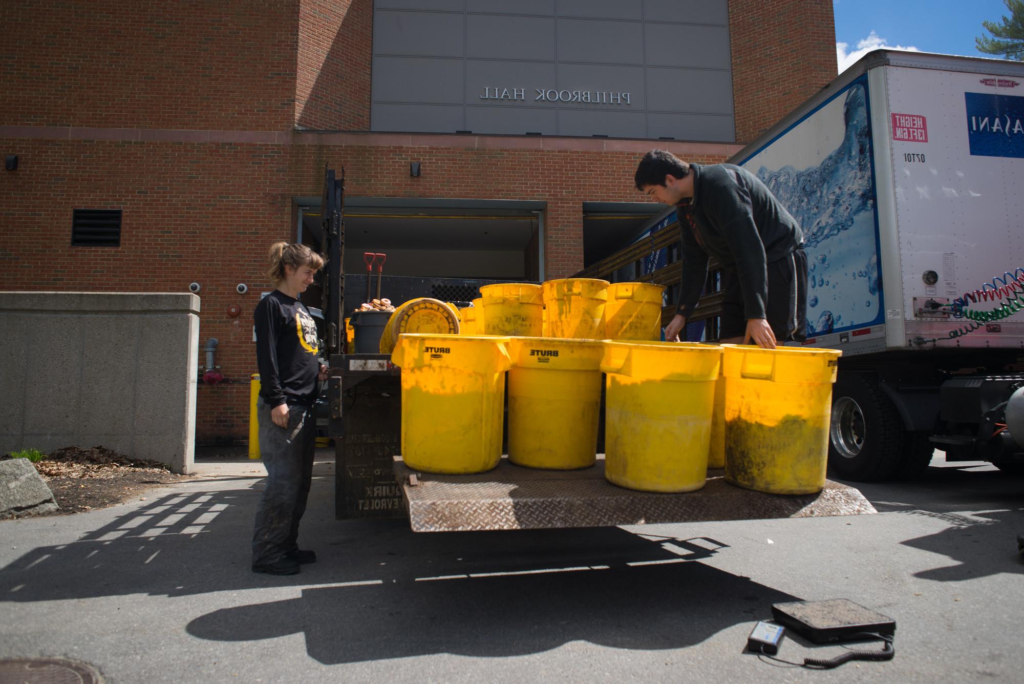 学生们收集食物放入桶中堆肥