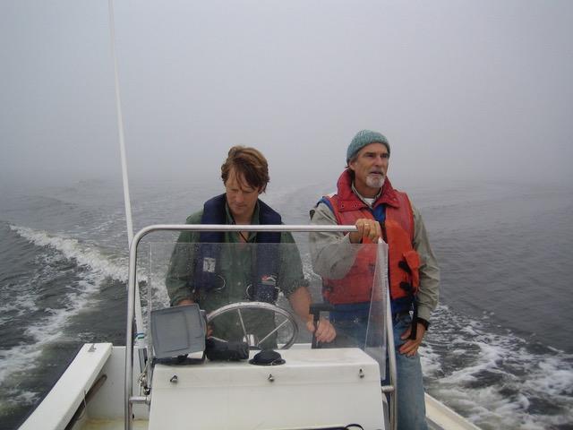 大卫·伯迪克和格雷格·摩尔在大雾中驾船.