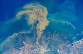 这是一张航拍照片，拍摄的是变色的黄色海水向墨西哥湾的深蓝色海水流动. 